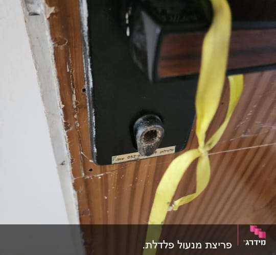 מנעול דלת עם סרט צהוב קשור